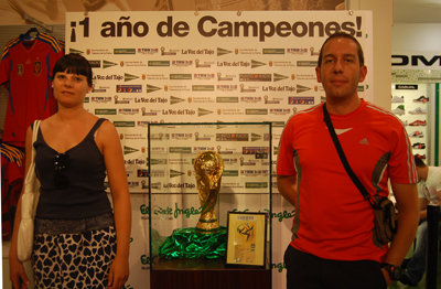 Seguidores de la selección posan con el trofeo ofrecido por nuestro semanario. (Foto: Carlos Granda)