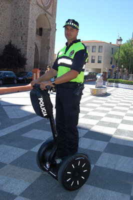 Un agente se desplaza en 'segway' por la Plaza del Pan. (Foto: Carlos Granda)