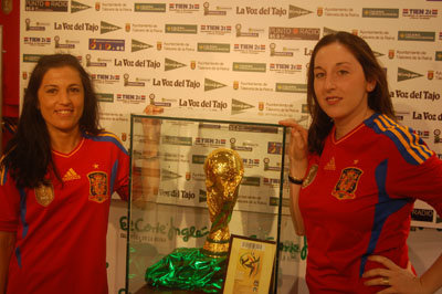 Dos de las visitantes que tuvo la Copa del Mundo posando con sus camisetas de la selección en El Corte Inglés. (Foto: F.P.)