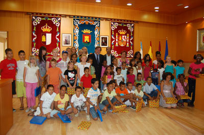 Foto de familia del alcalde con los niños y sus familias 'adoptivas'. (Foto: J.F.)
