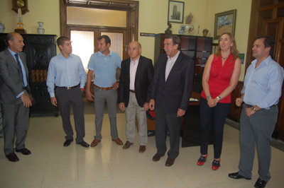 Encuentro entre ambas partes minutos antes de la reunión en el Ayuntamiento. (Foto: J.F.)