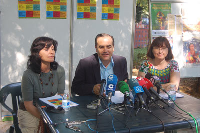 El concejal junto a Pilar García, del OAL de Cultura, y la directora de la Biblioteca. (Foto: J.F.)