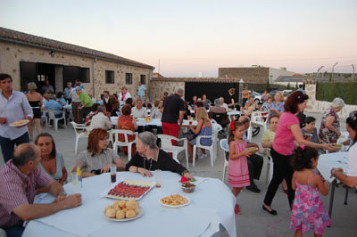 Varios de los asistentes a esta fiesta de 'su patrona'. (Foto: R.R.)