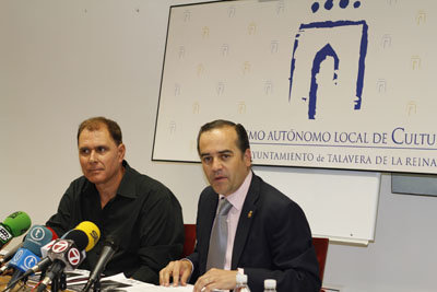 Benedicto Tapetado y el concejal de Cultura durante la rueda de prensa. (Foto: LVDT)