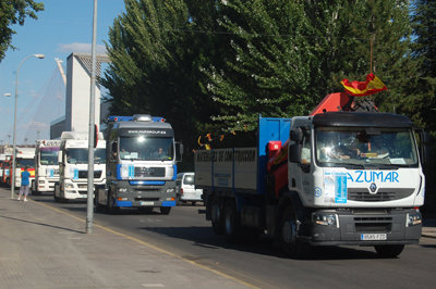 Más de cien vehículos tomaron parte en el desfile por las calles de Talavera. (Foto: Carlos Granda)