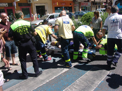 Los servicios sanitarios conducen a la víctima hasta el Hospital. (Foto: LVDT)