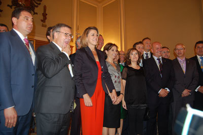 Cospedal, en la imagen en la toma de posesión de la Diputación, estará presente en el Teatro Victoria. (Foto: F.P.)