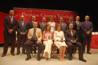 Premiados y autoridades en la foto de familia. (Foto: Carlos Granda)