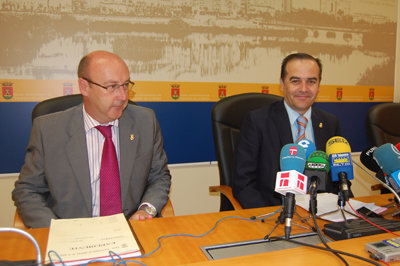 Castillo y Gregorio durante su comparecencia ante los medios en el Ayuntamiento. (Foto: Carlos Granda)
