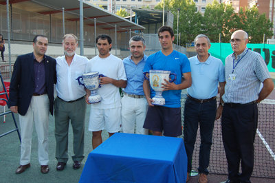 Los finalistas posan con miembros de la organización y autoridades locales. (Foto: Carlos Granda)