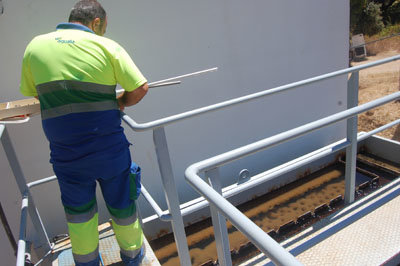 Un empleado de Aqualia revisa el resultado de los tratamientos de la planta. (Foto: J.F.)