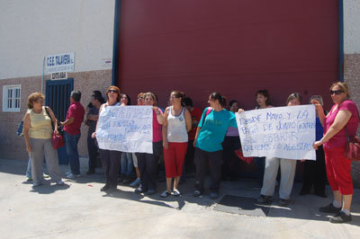 Una veintena de trabajadores se concentraron a las puertas del centro de empleo. (Foto: J.F.)
