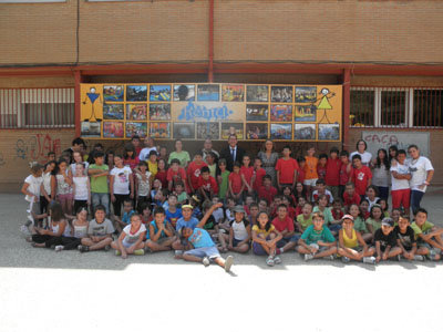 El alcalde junto a uno de los grupos del pasado mes de julio. (Foto: ARCHIVO)