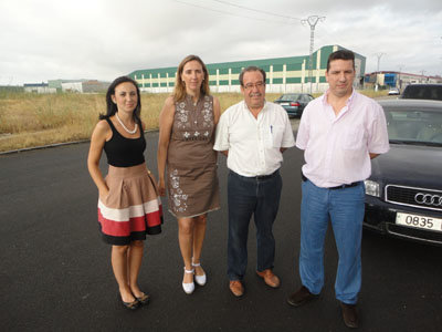 Rodríguez y Godoy junto a dos miembros de ASEIP en Torrehierro. (Foto: ARCHIVO)