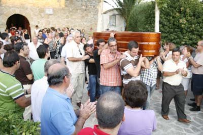 El cortejo fúnebre conduciendo los restos tras la ceremonia religiosa. (Foto: LVDT)