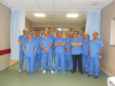 Profesionales sanitarios de Urología junto al responsable del servicio en el Gregorio Marañón. (Foto: LVDT)