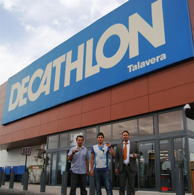 Un momento tras el acuerdo entre el club talaverano y la firma deportiva. (Foto: ARCHIVO)