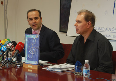 Gregorio y Tapetado junto al galardón cerámico. (Foto: LVDT)