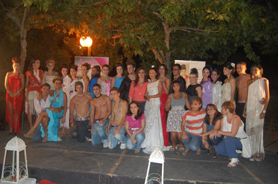 Foto de familia de todos los modelos, peluqueros y maquilladoras al final del desfile. (Foto: J.F.)
