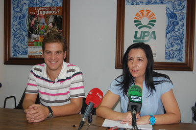 Fernández, acompañada de un técnico agrícola de UPA, explicó que ADC no ha contado con ellos. (Foto: J.F.)