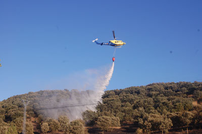 Un momento en que el helicóptero se dispone a cortar el avance del fuego. (Foto: J.F.)