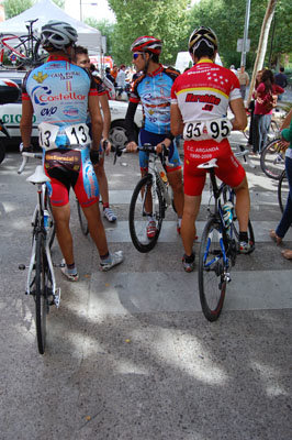 Varios corredores a la llegada en Talavera en 2009. (Foto: J.F.)