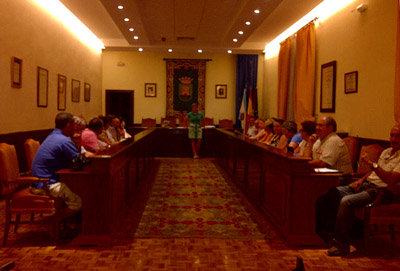 González se reunió con representantes de las asociaciones vecinales. (Foto: LVDT)
