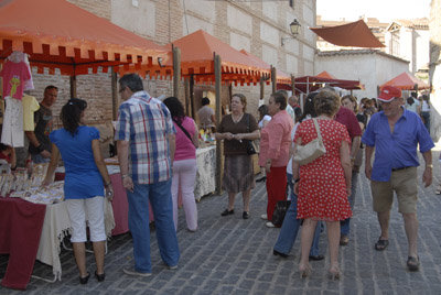 Este mercadillo es una tradición asentada cada primer sábado de mes en Talavera. (Foto: J.F.)