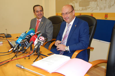 El concejal de Economía y Hacienda, Arturo Castillo, acompañado por el portavoz del Gobierno local. (Foto: J.F.)