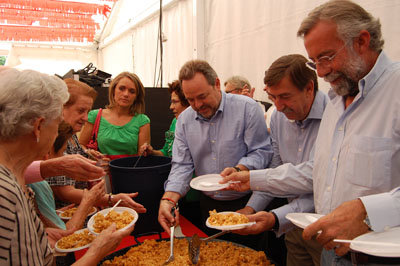 El consejero repartió migas entre decenas de afiliados y simpatizantes en el ferial. (Foto: J.F.)