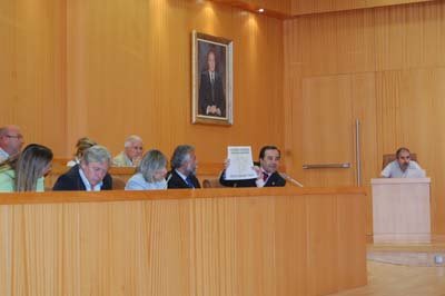El portavoz municipal mostró declaraciones anteriores del Gobierno de Rivas. (Foto: J.F.)