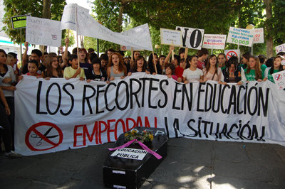 Un grupo de estudiantes de Secundaria salió a la calle para protestar por los recortes. (Foto: Carlos Granda)