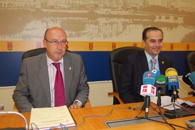 Castillo acompañado de Gregorio informando de la auditoría del Ayuntamiento talaverano. (Foto: J.F.)