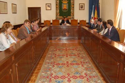 Un momento de la reunión de la mesa presidida por Gonzalo Lago. (Foto: J.F.)