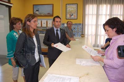 Gutiérrez, Ballesteros y Bellón registraron su petición para conocer la deuda exacta del Consistorio. (Foto: J.F.)