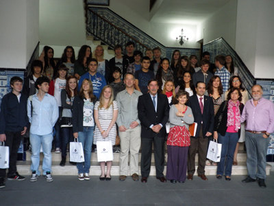 Foto de familia de los visitantes con alumnos del Padre Juan de Mariana. (Foto: LA VOZ DEL TAJO)