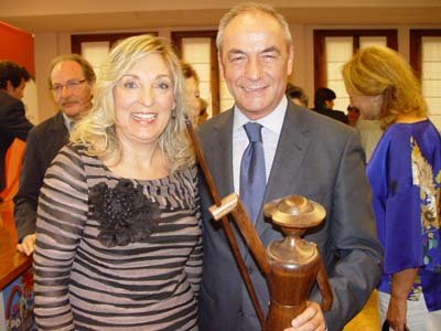 María del Carmen Navarro le hizo entrega del detalle quijotesco. (Foto: LA VOZ DEL TAJO)