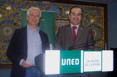 Martínez de la Casa y Gregorio comparecieron ante los medios en el salón de la UNED. (Foto: Carlos Granda)