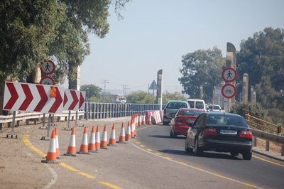 Así estaba el puente con un sólo carril en funcionamiento antes del corte absoluto de la vía. (Foto: C.G.)