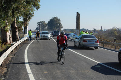 Ciclistas, viandantes y vehículos ya pueden utilizar esta entrada natural a Talavera. (Foto: J.F.)