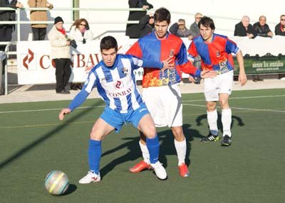 Aarón intenta zafarse de un rival alcarreño. (Foto: Carlos Granda)