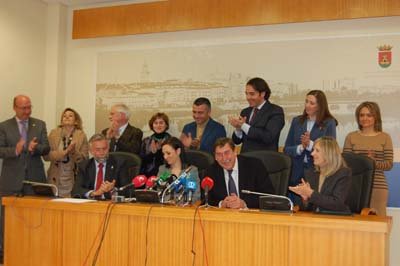 Los concejales, casi en su totalidad, estuvieron presentes en el anuncio de los cambios del Gobierno local. (Foto: J.F.)