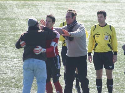 Javier Rosado tiene que ser sujetado por el meta Dani Trujillo en el descanso. Luego, sería expulsado al igual que Víctor.  (Foto: D.M.)