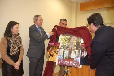 Rodríguez, García-Loarte, Muelas y García descubren los carteles de la nueva edición.        (Foto: Carlos Granda)