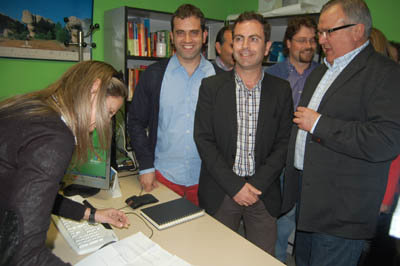 Momento en que Gutiérrez hizo oficial su candidatura en la sede local del PSOE. (Foto: J.F.)