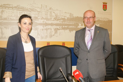 La portavoz municipal y el concejal de Economía antes de iniciar la rueda de prensa en la Sala de Prensa. (Foto: J.F.)