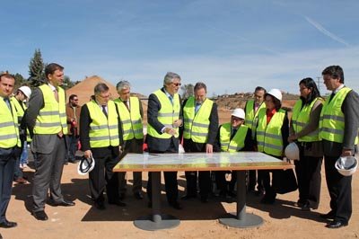 El director de la obra muestra los pormenores de la misma. (Foto: LVDT)