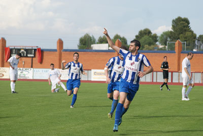 Raúl Manasé celebra el gol de la victoria. (Foto: LVDT)