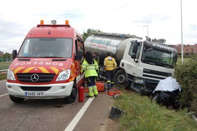 Situación en que quedó el turismo tras chocar con el camión, con los servicios de emergencia ya presentes. (Foto: J.C.)