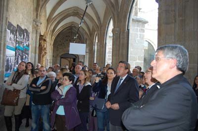 El arzobispo en la nave de La Colegial donde se ha instalado la muestra. (Foto: C.G.)